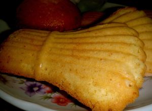 Una foto de Madeleines de miel y limón
