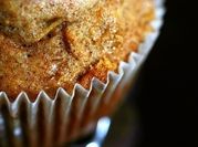 Una foto de muffins de avena y manzana
