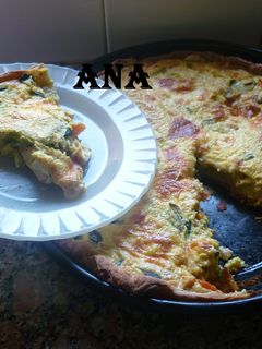 Una foto de Tarta de pollo y zapallitos de tronco
