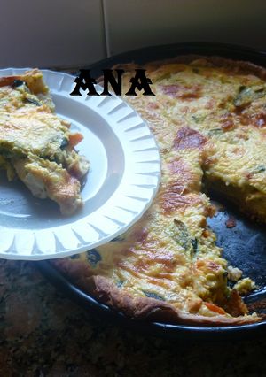 Una foto de Tarta de pollo y zapallitos de tronco
