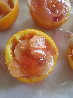 Una foto de Naranjitas en almíbar rellenas de gelatina y frutas