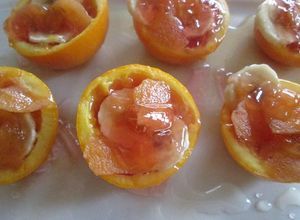 Una foto de Naranjitas en almíbar rellenas de gelatina y frutas