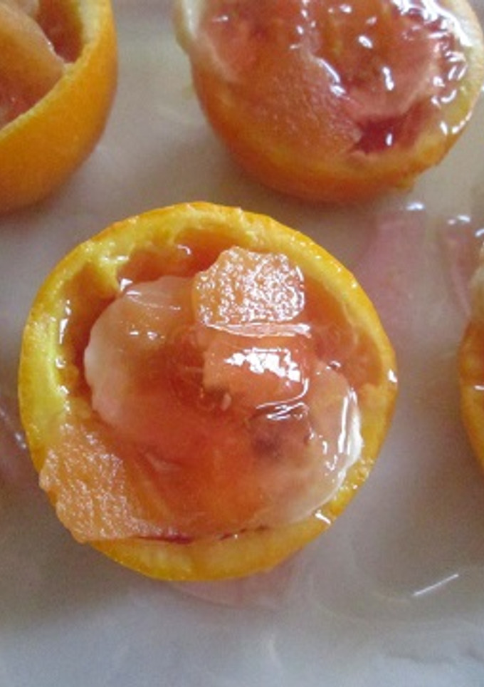 Una foto de Naranjitas en almíbar rellenas de gelatina y frutas