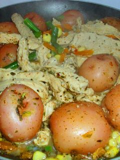 Una foto de Pollo veggie con papas