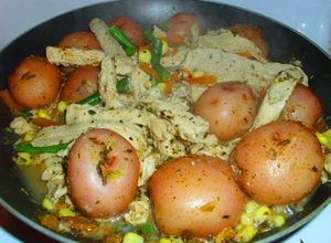 Una foto de Pollo veggie con papas
