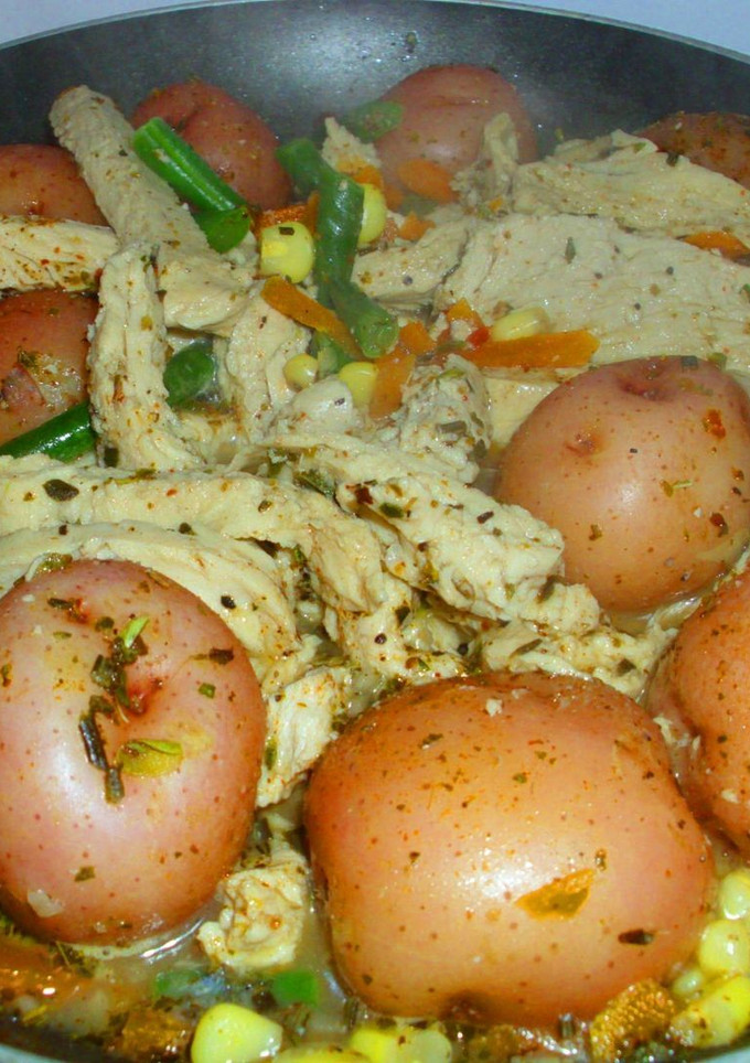 Una foto de Pollo veggie con papas