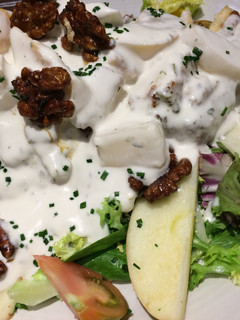 Una foto de Ensalada con frutas y salsa de yogur