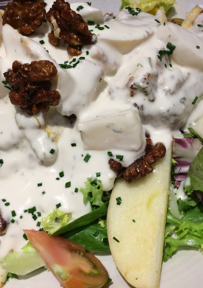 Una foto de Ensalada con frutas y salsa de yogur