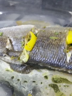 Una foto de Lubina al horno con hierbas frescas