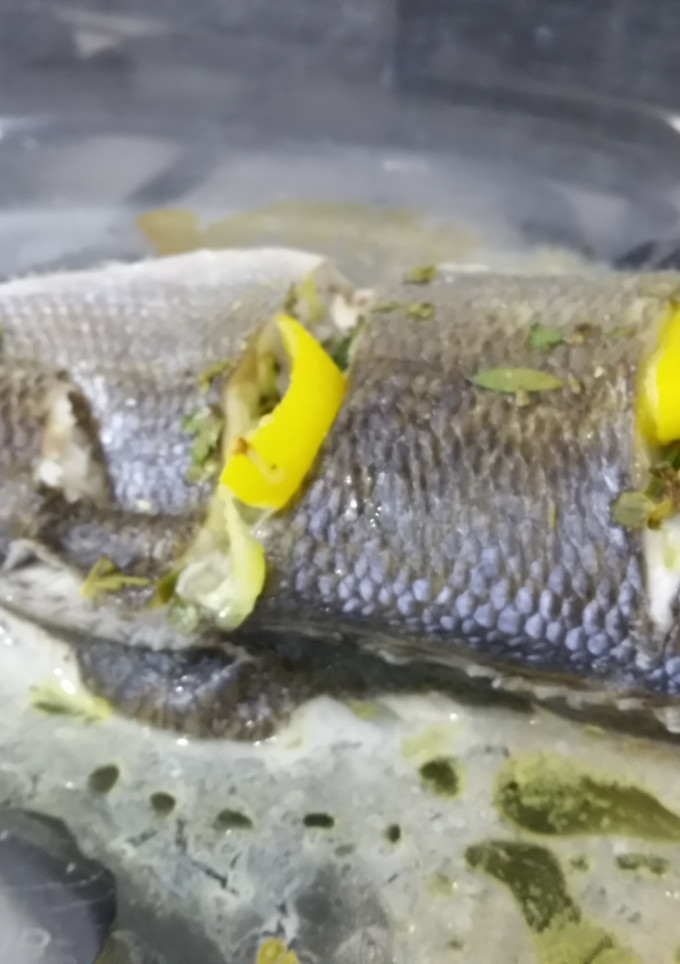 Una foto de Lubina al horno con hierbas frescas 