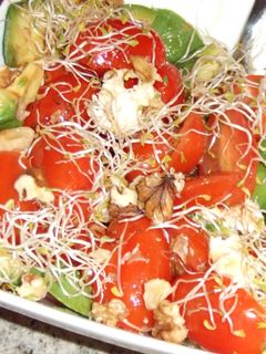 Una foto de Tomates baby con mozzarella y brotes variados