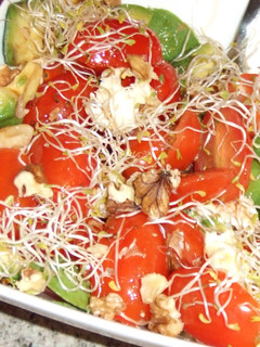 Una foto de Tomates baby con mozzarella y brotes variados