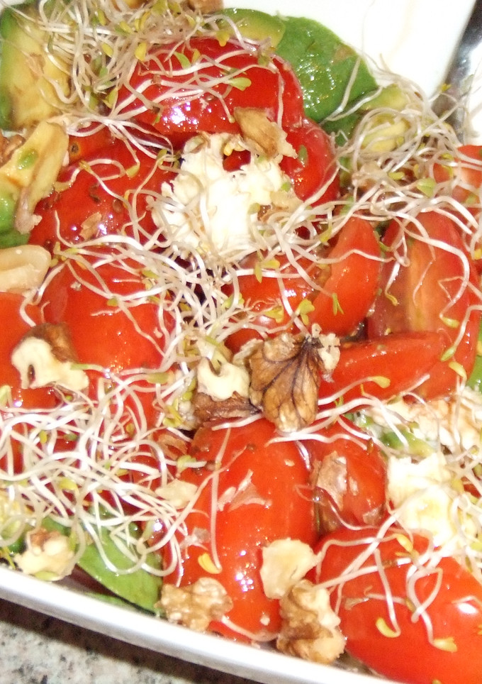 Una foto de Tomates baby con mozzarella y brotes variados