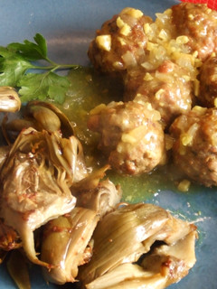 Una foto de Albóndigas con salsa de azafrán y almendras