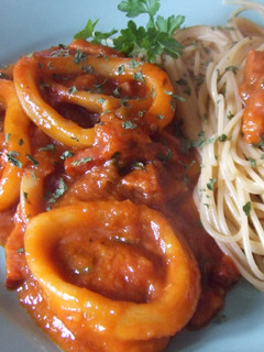Una foto de Anillas de calamar guisado con bacon