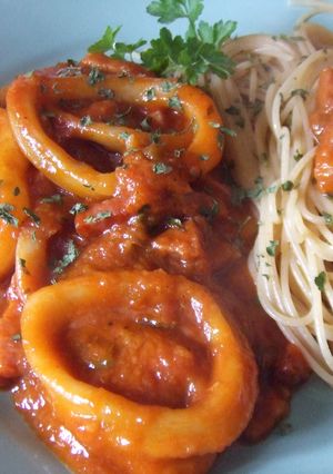 Una foto de Anillas de calamar guisado con bacon