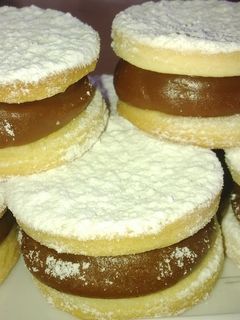 Una foto de Alfajores empolvados