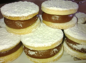 Una foto de Alfajores empolvados