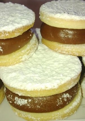 Una foto de Alfajores empolvados