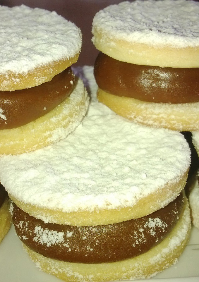 Una foto de Alfajores empolvados