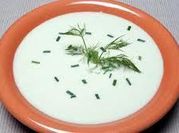 Una foto de sopa fria de yogurt