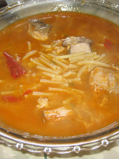 Una foto de Fideos con atún fresco