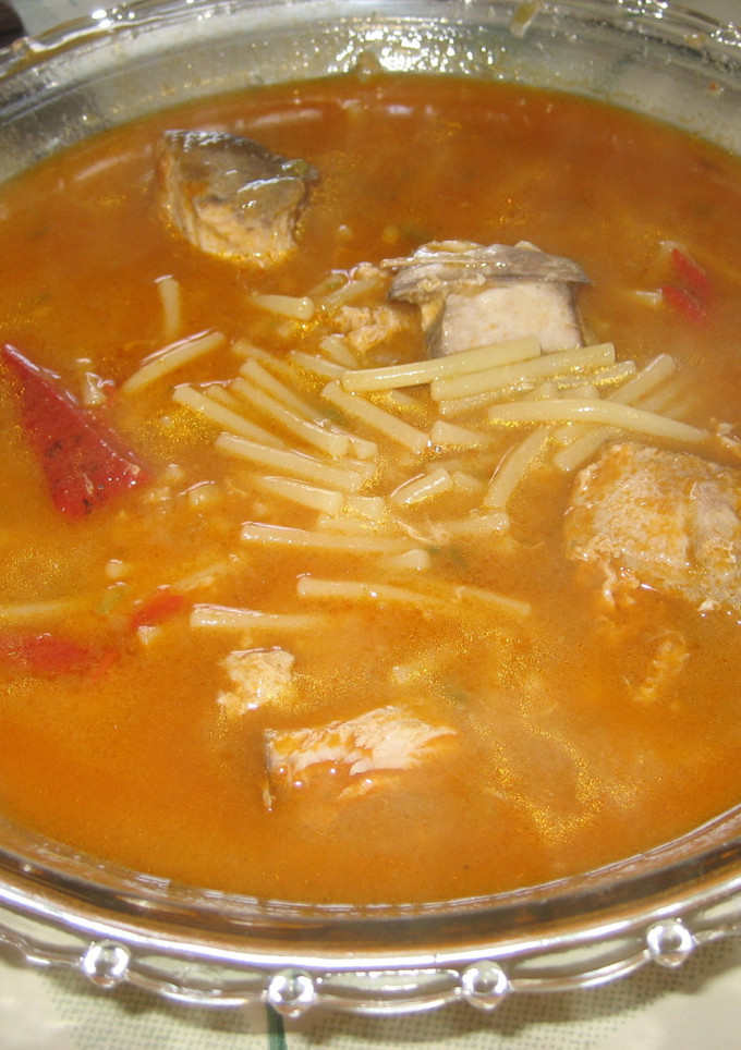 Una foto de Fideos con atún fresco