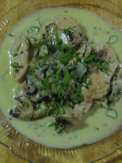 Una foto de Pechuga con champiñones en crema y cebollas