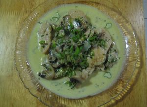 Una foto de Pechuga con champiñones en crema y cebollas