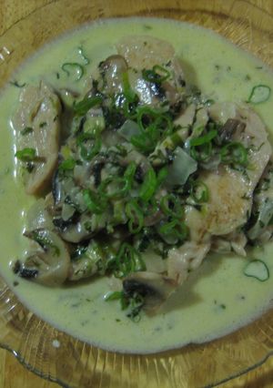 Una foto de Pechuga con champiñones en crema y cebollas