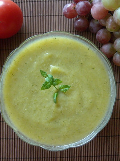 Una foto de Crema de calabacines con un toque de jengibre y menta