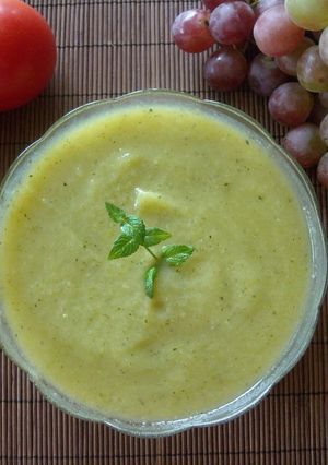 Una foto de Crema de calabacines con un toque de jengibre y menta