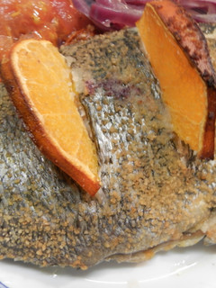 Una foto de Sargo al horno con naranja