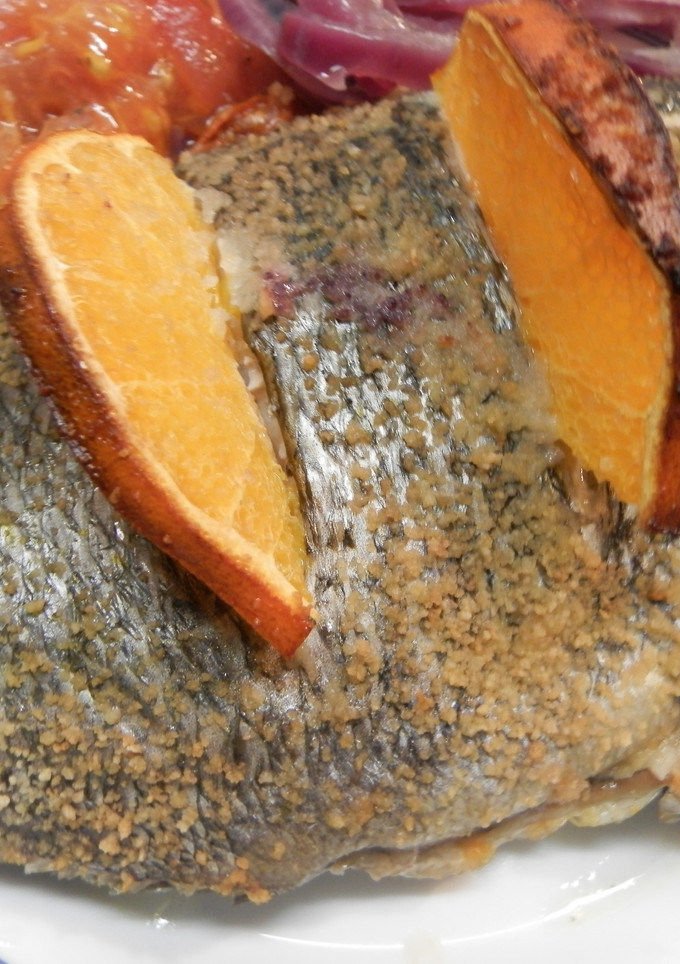 Una foto de Sargo al horno con naranja
