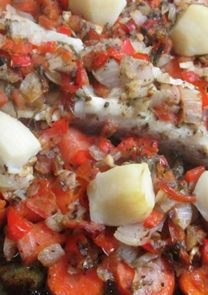 Una foto de Pescado con verduritas adobadas al horno