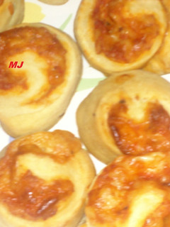 Una foto de Puttanesca cheese rolls (Rollos de pizza rellena)