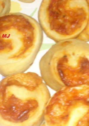 Una foto de Puttanesca cheese rolls (Rollos de pizza rellena)