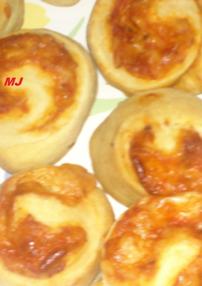 Una foto de Puttanesca cheese rolls (Rollos de pizza rellena)