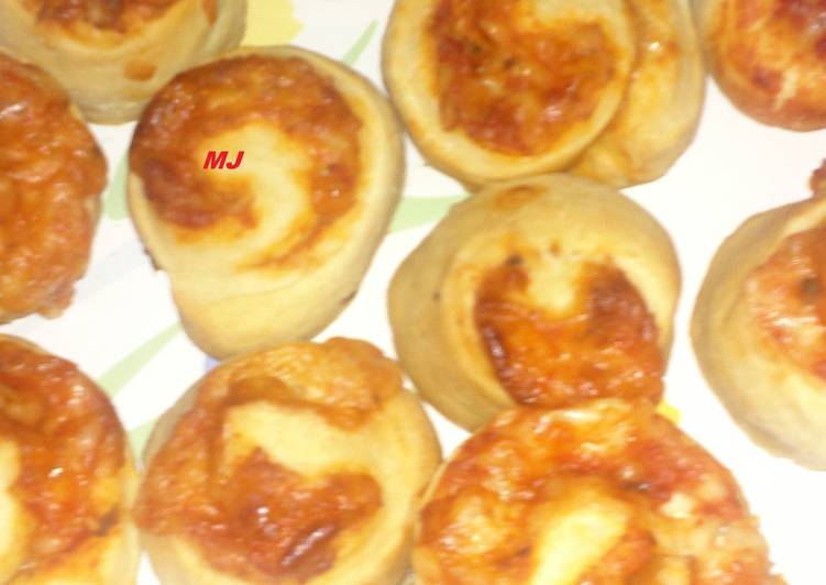 Puttanesca cheese rolls (Rollos de pizza rellena)