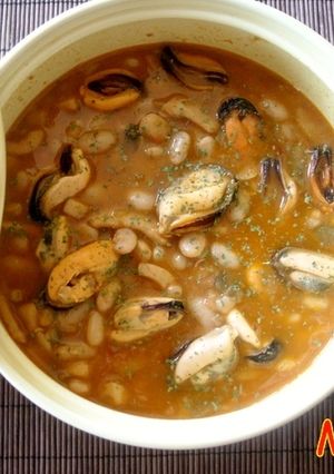 Una foto de Judías blancas con sepia y mejillones