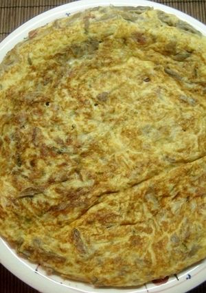 Una foto de Tortilla de setas con jamón y queso fresco