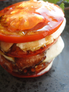 Una foto de Montadito de tomate, mozzarella y bacon