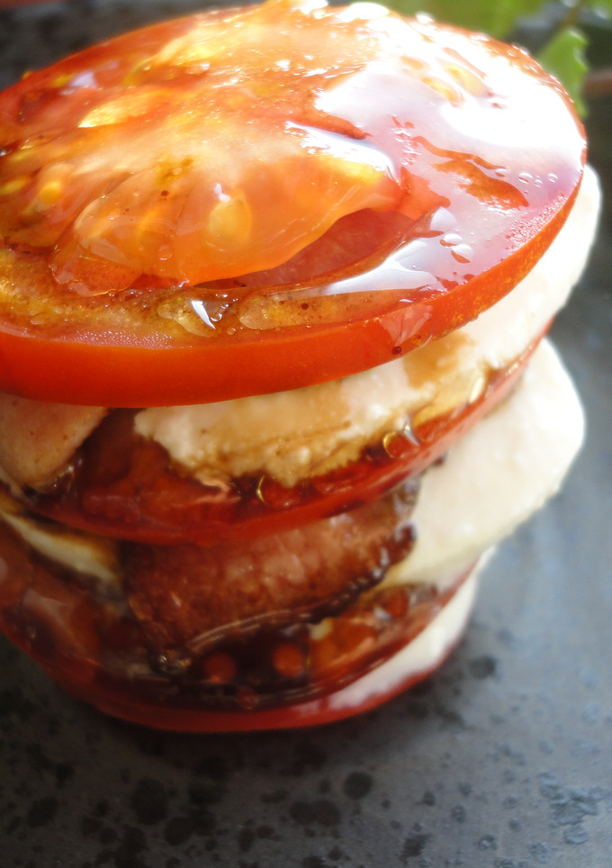 Una foto de Montadito de tomate, mozzarella y bacon