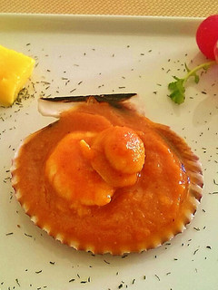 Una foto de Zamburiñas y langostinos en salsa de vieiras