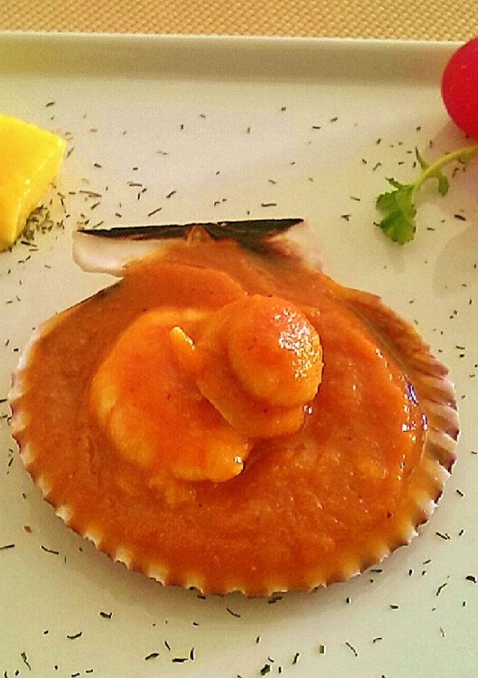 Una foto de Zamburiñas y langostinos en salsa de vieiras