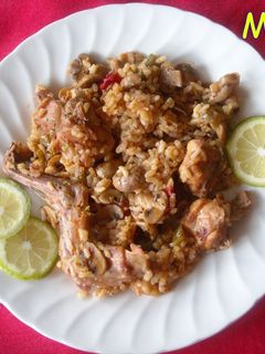 Una foto de Arroz con conejo y champiñones