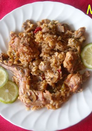 Una foto de Arroz con conejo y champiñones
