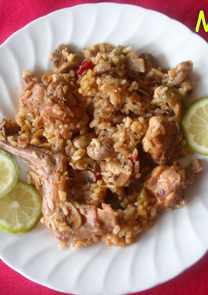 Una foto de Arroz con conejo y champiñones
