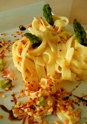 Una foto de Tallarines con bacon y espárragos verdes