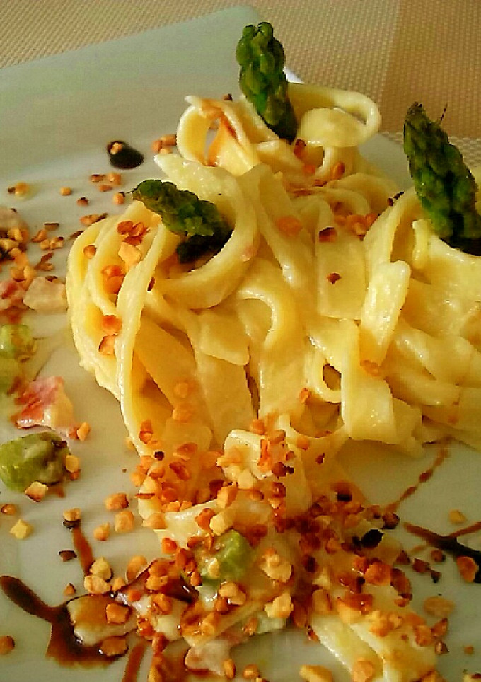 Una foto de Tallarines con bacon y espárragos verdes